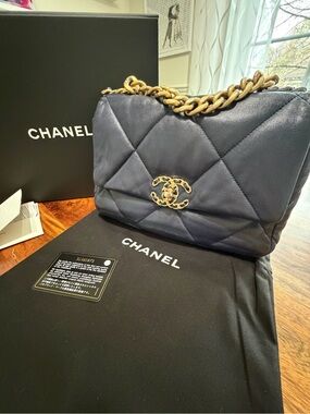CHANEL Quilted Shoulder Bag in Navy with Gold Hardware